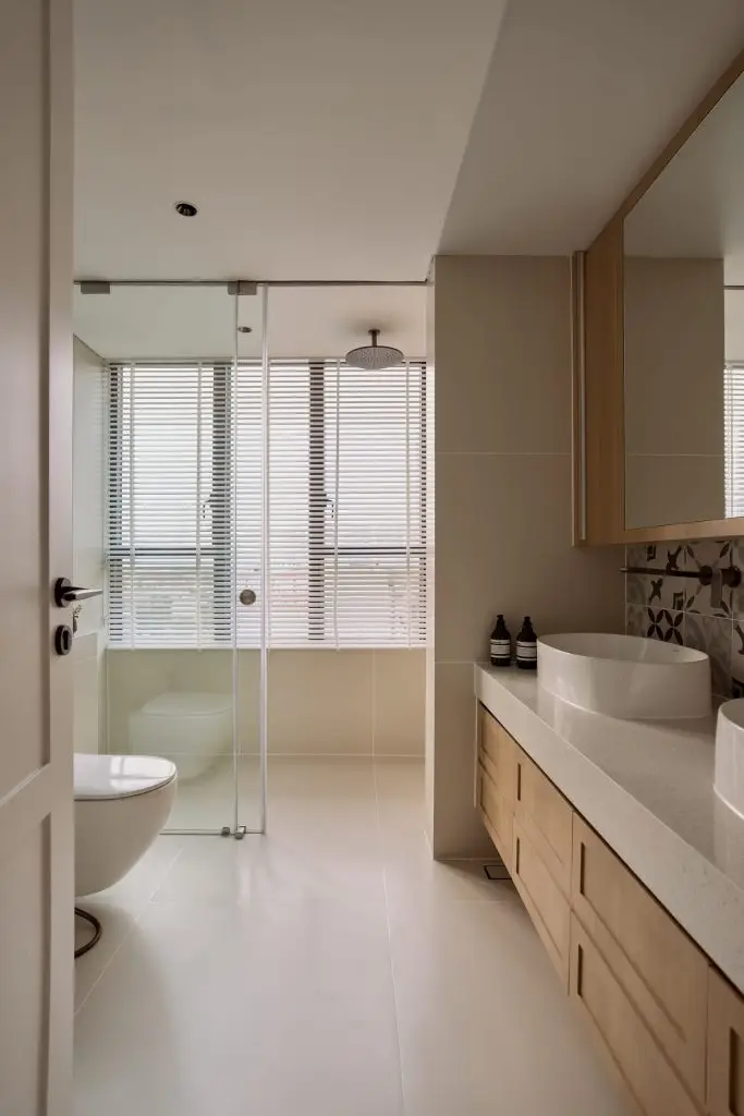 vách kính dạng cửa lùa cho nhà vệ sinh