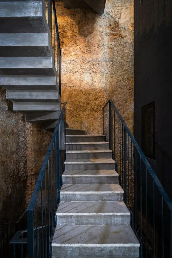 đá cầu thang hiện đại