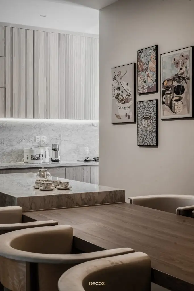 đá granite trắng ốp tường và bàn đảo bếp