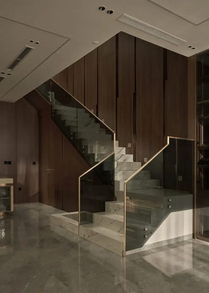 đá granite trắng vân mây lát cầu thang