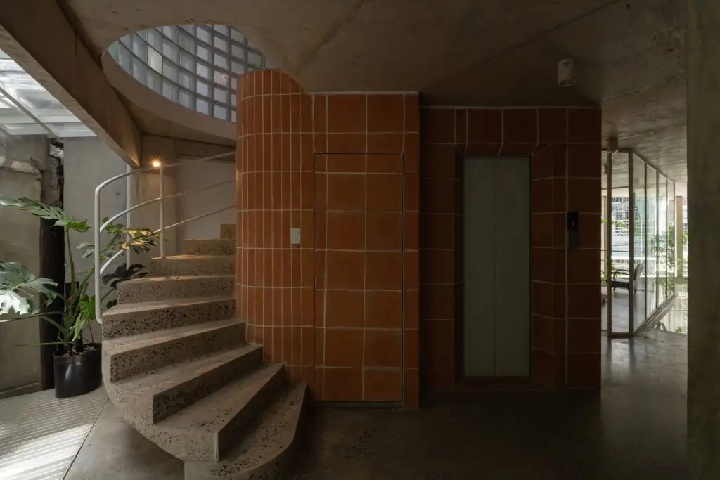 đá granite trắng chấm đỏ ốp cầu thang