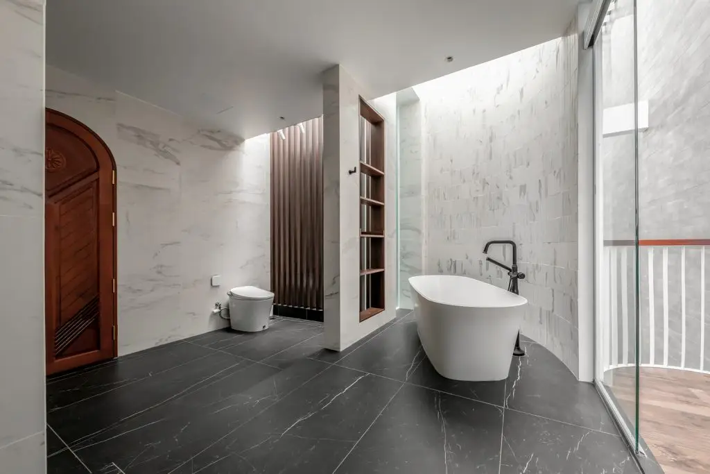 đá granite trắng ốp tường phòng tắm