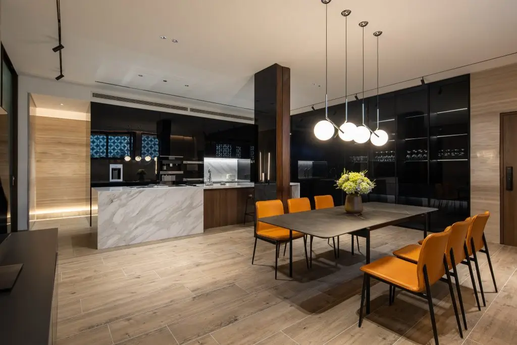 ốp bàn đảo và mặt bếp bằng đá trắng vân mây