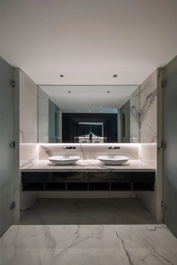 đá trắng vân mây làm mặt bàn đặt lavabo