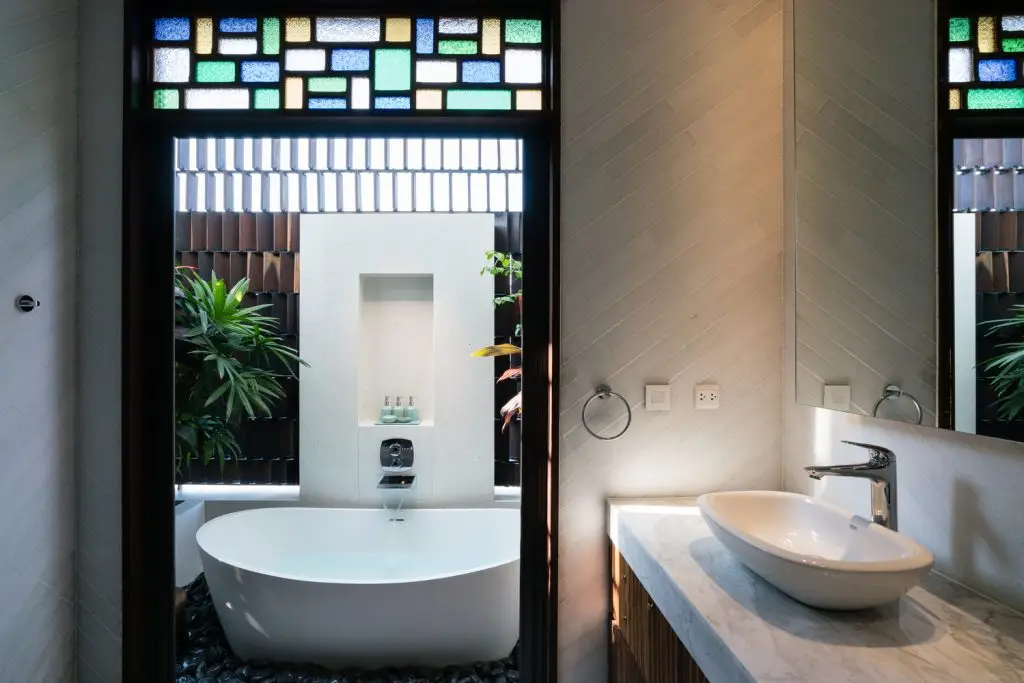 gạch mosaic ốp xương cá trong nhà tắm