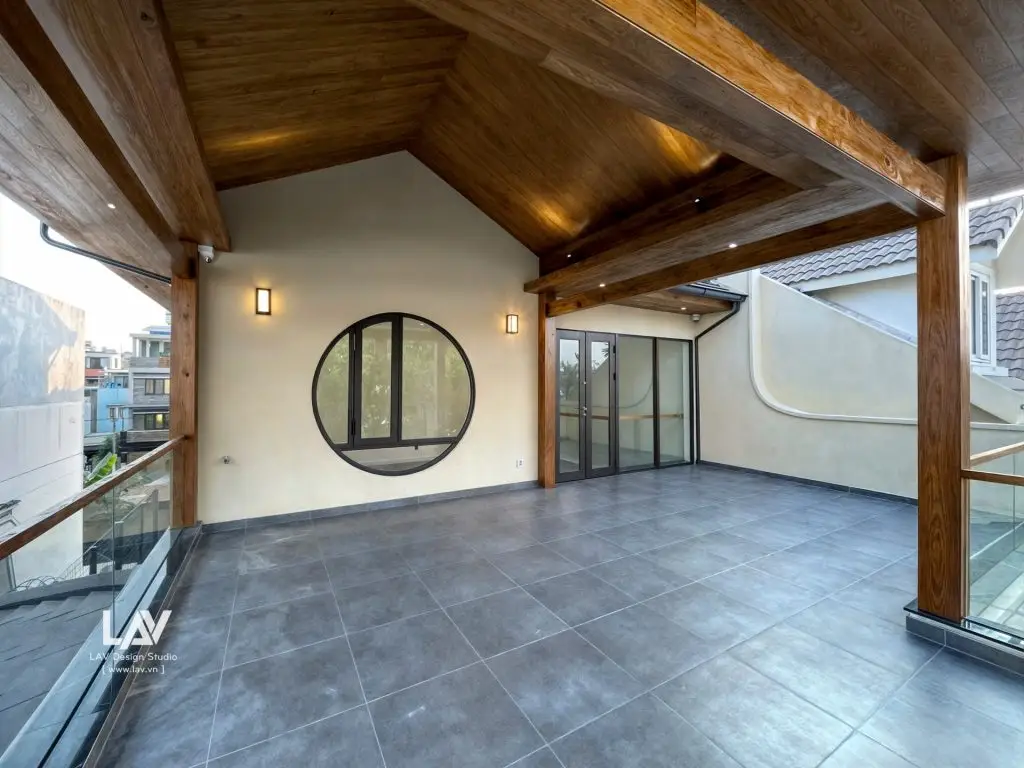 len chân tường ban công