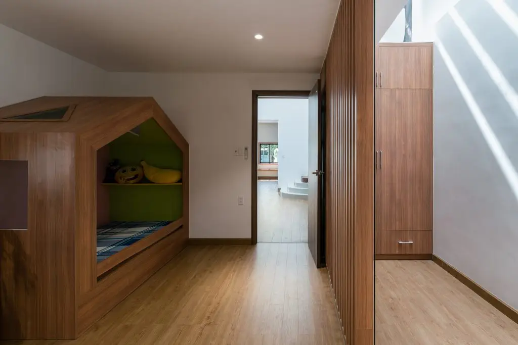 len chân tường gỗ tự nhiên