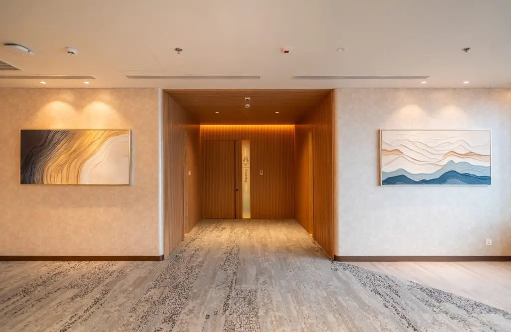 len chân tường inox