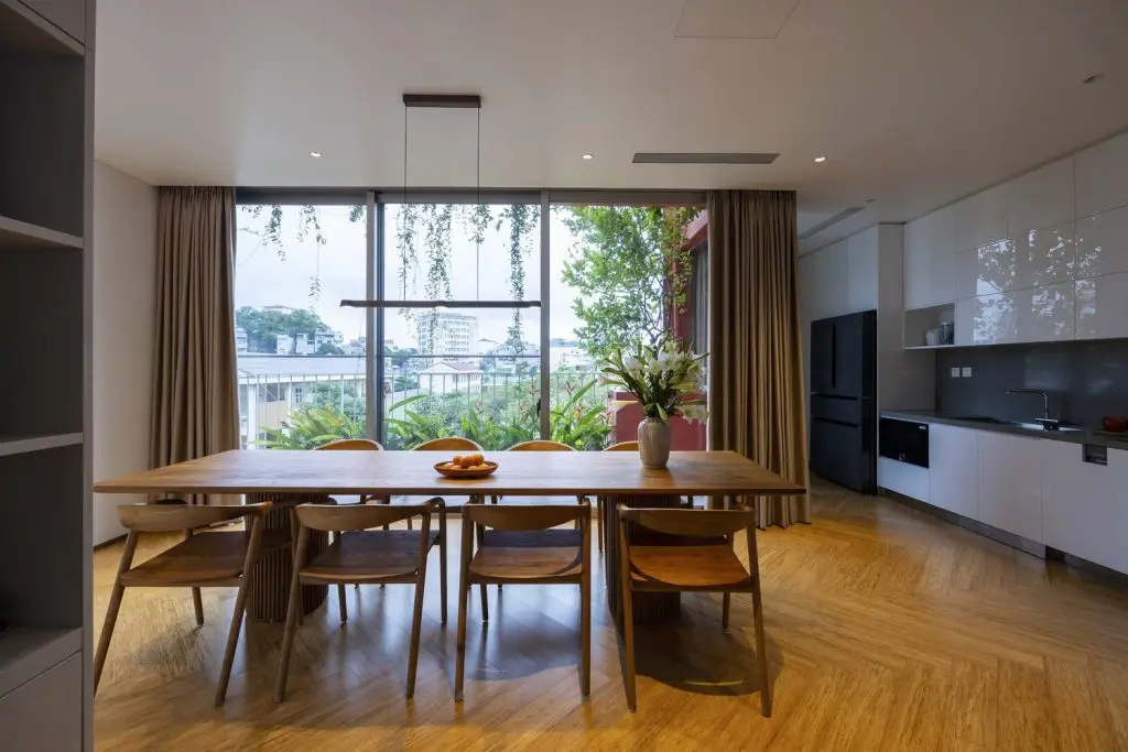 màu gỗ óc chó bàn ăn