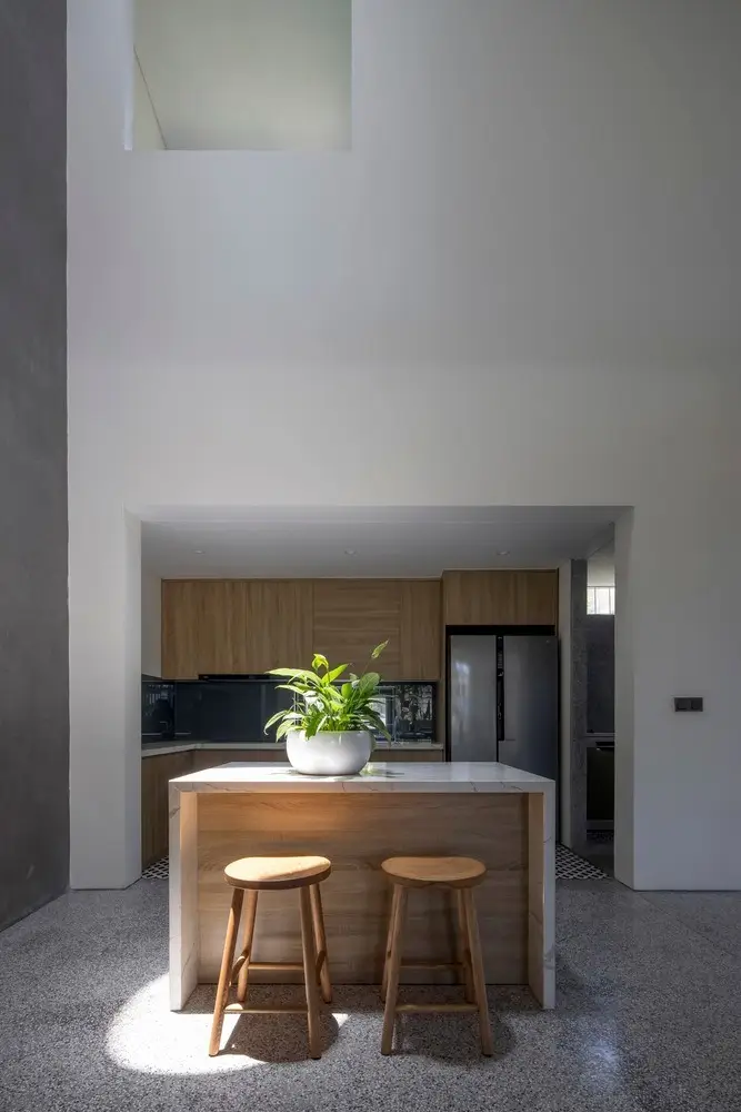 thiết kế hệ tủ chữ L kết hợp quầy bar bếp