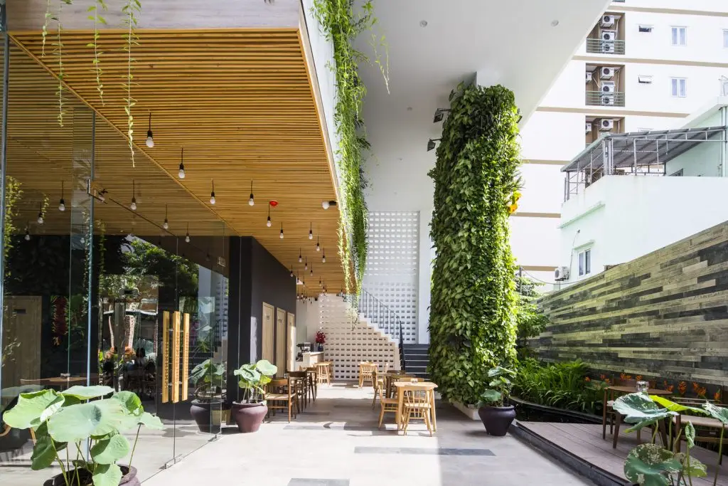 trần nhôm giả gỗ cafe