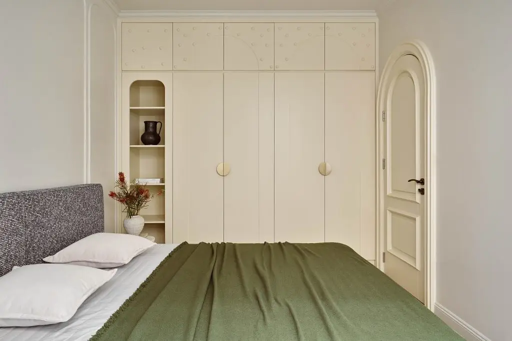 Tủ quần áo gỗ công nghiệp tích hợp kệ trang trí