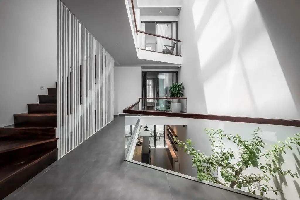 vách ngăn cầu thang bằng kim loại