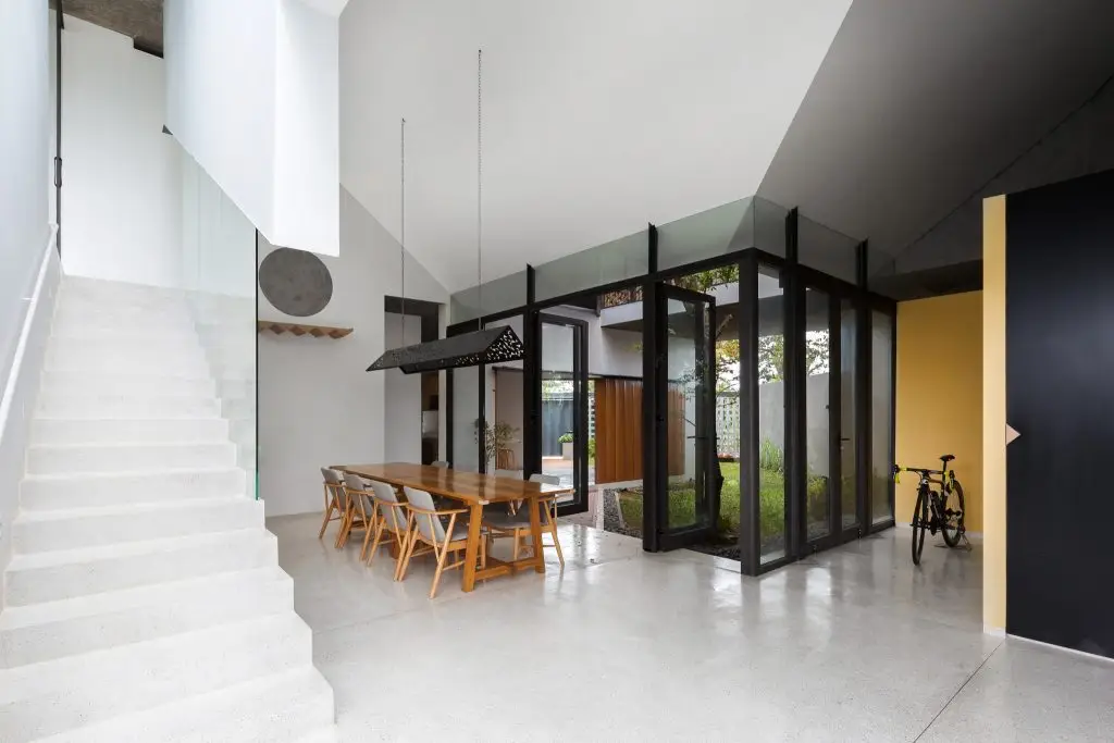 vách ngăn cầu thang kính