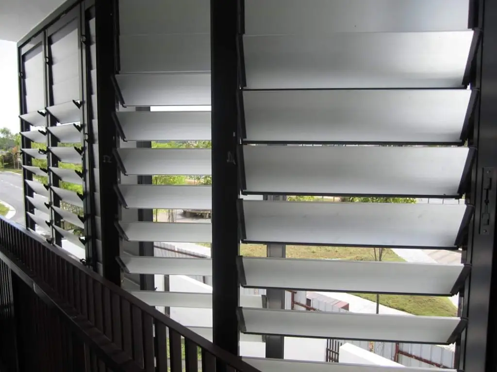 cửa chớp nhôm lật