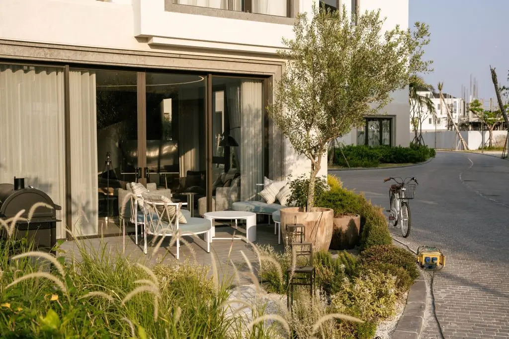 Cửa gỗ 4 cánh giả nhôm