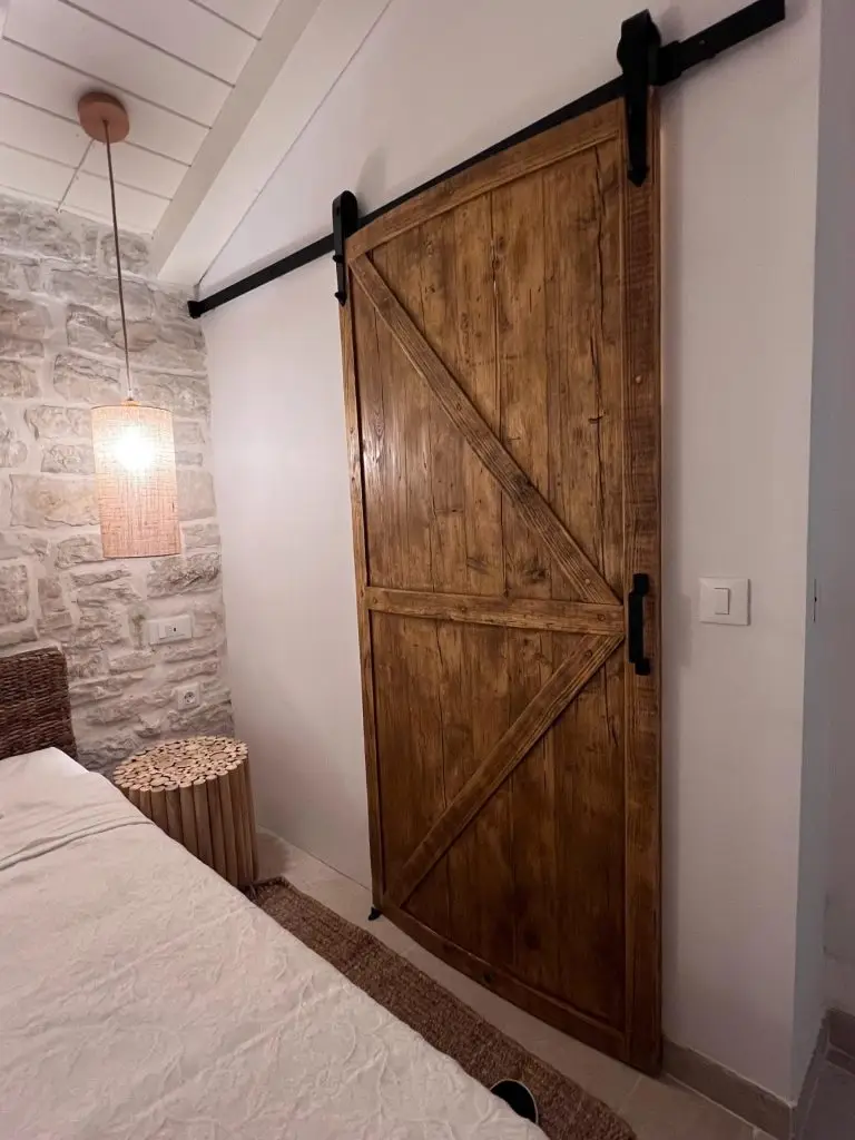 cửa lùa 1 cánh gỗ cho phòng ngủ