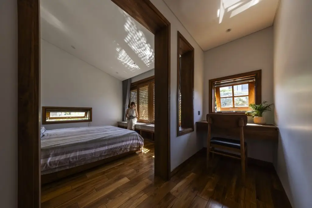 cửa sổ hất bằng gỗ