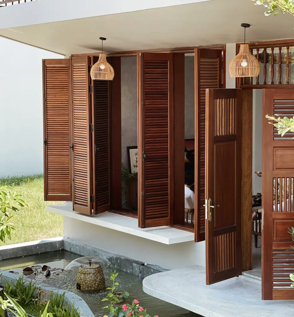 cửa sổ mở quay bằng gỗ